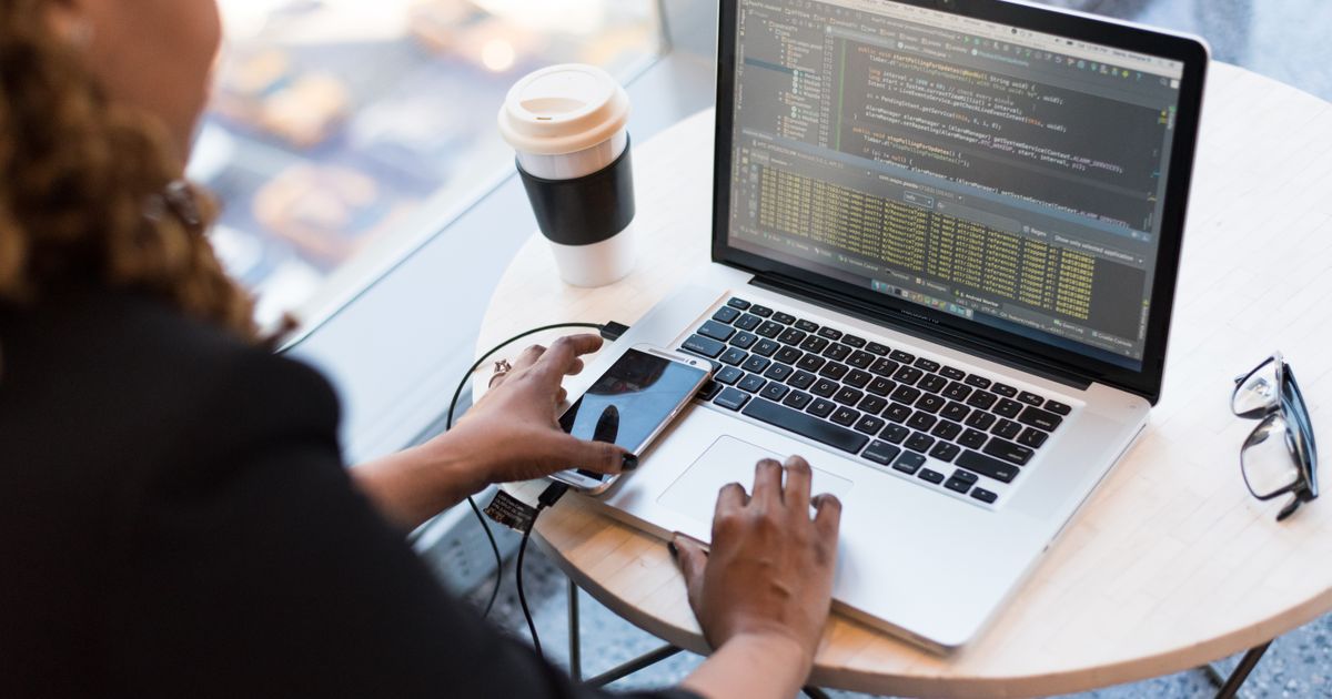 Entwickler behebt Code-Probleme am Laptop — symbolisiert Fehlerbehebung bei Kontextverlust mit Cursor und Claude Code in großen Projekten