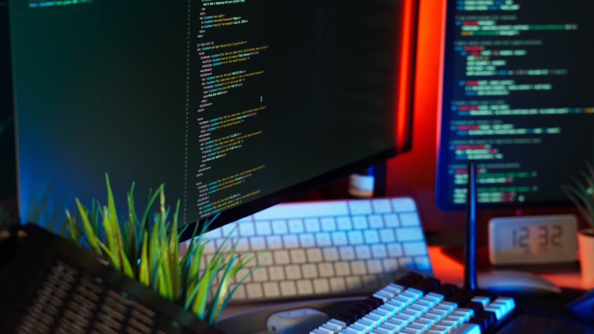 Zwei Monitore mit IDE und Quellcode — Cursor, Claude Code und GitHub Agent Skills in der Praxis