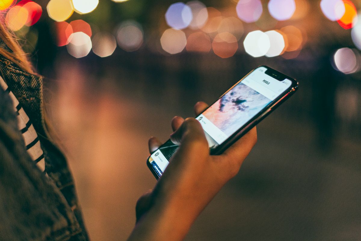 iPhone nachts in der Hand: 18 Pro und 17 Pro nach Akku, Hitze, Laden und gehaltenen Frames vergleichen — nicht nach der Spec-Tabelle