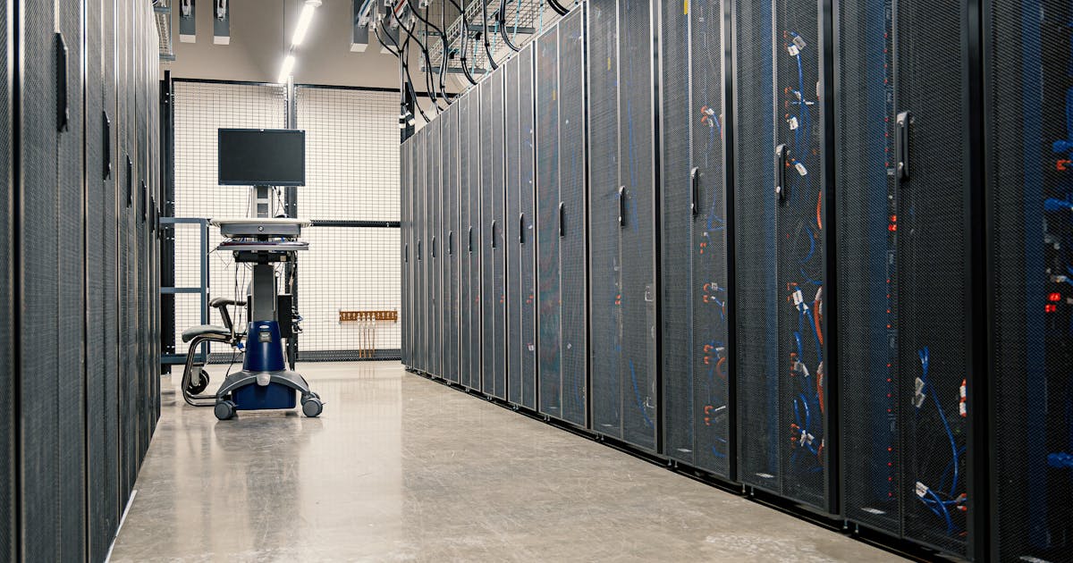 Server-Racks als Symbol für einen privaten Mac mini AI Server auf Apple Silicon