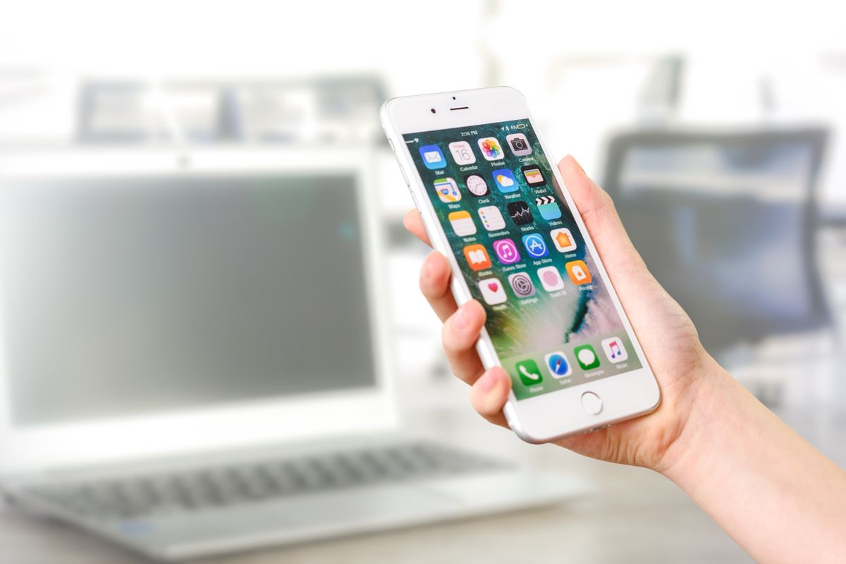 Smartphone in der Hand: Siri AI und Apple Intelligence Gerätestufen