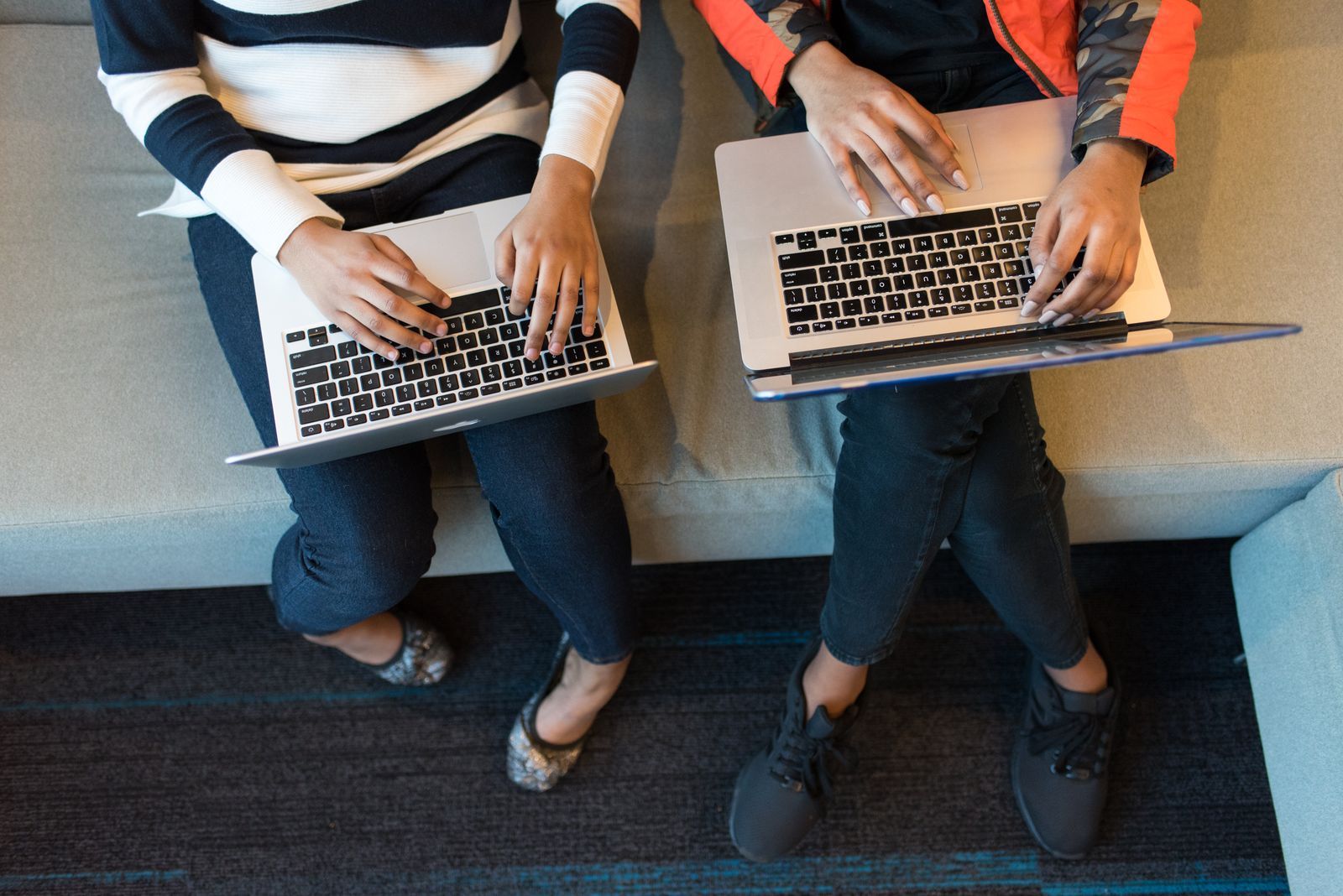 A laptop on a desk: Apple has not announced the first OLED MacBook, so decide whether to wait for the screen or start work now