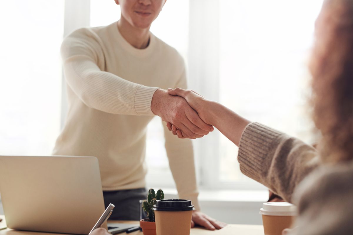 Employés de bureau devant leurs ordinateurs dans un open space, image des choix de carrière à l’ère de l’IA