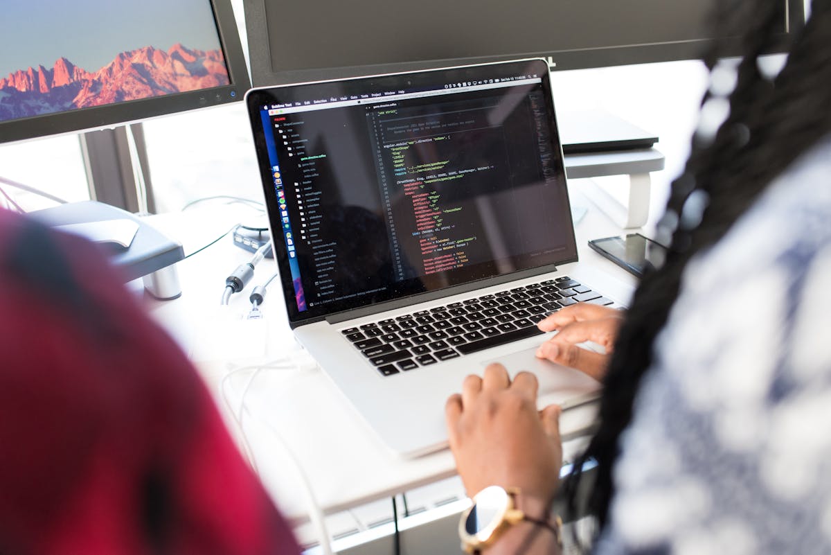 Корпоративный пул Mac CI: git worktree и отдельные клоны при параллельных PR