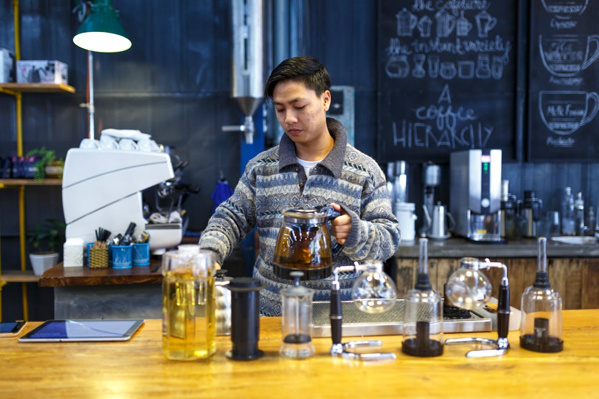 2026 企業 Mac CI：Xcode 26 編譯快取、gRPC 遠端與 NVMe 選型