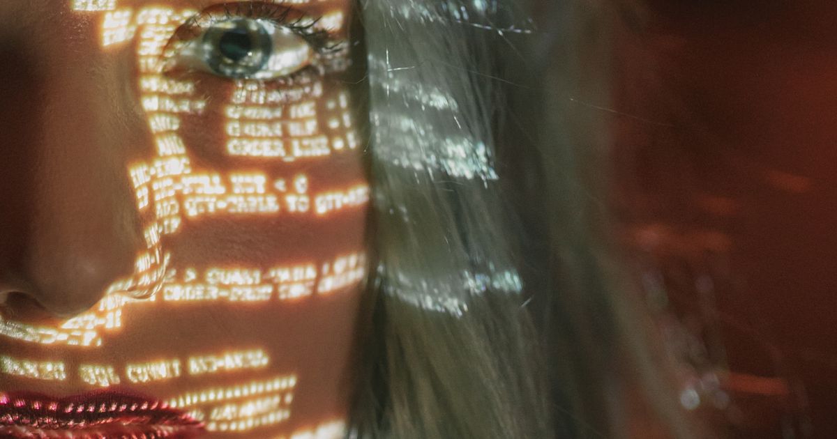 独立开发者在笔记本电脑上进行 AI 辅助编程与产品规划