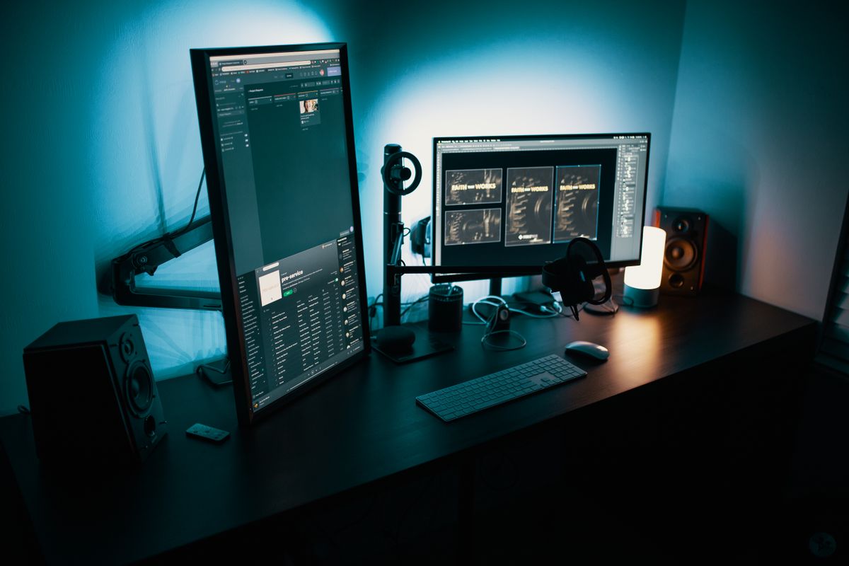 桌面上的紧凑台式主机与显示器，对应 2026 年新款 M6 Mac mini 选购场景